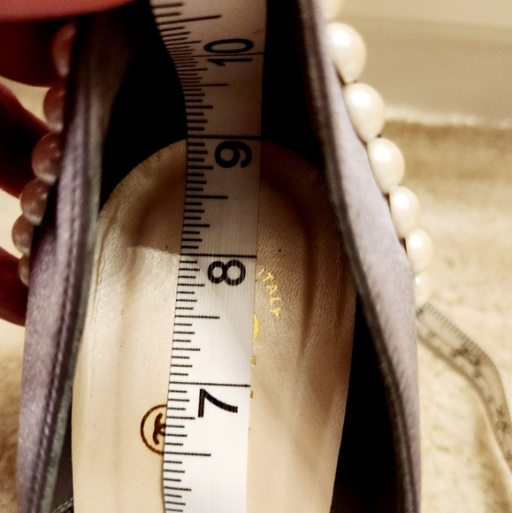 SOLD 🌸🌸 CHANEL Pearl & Satin Pumps - Picture 13 of 14